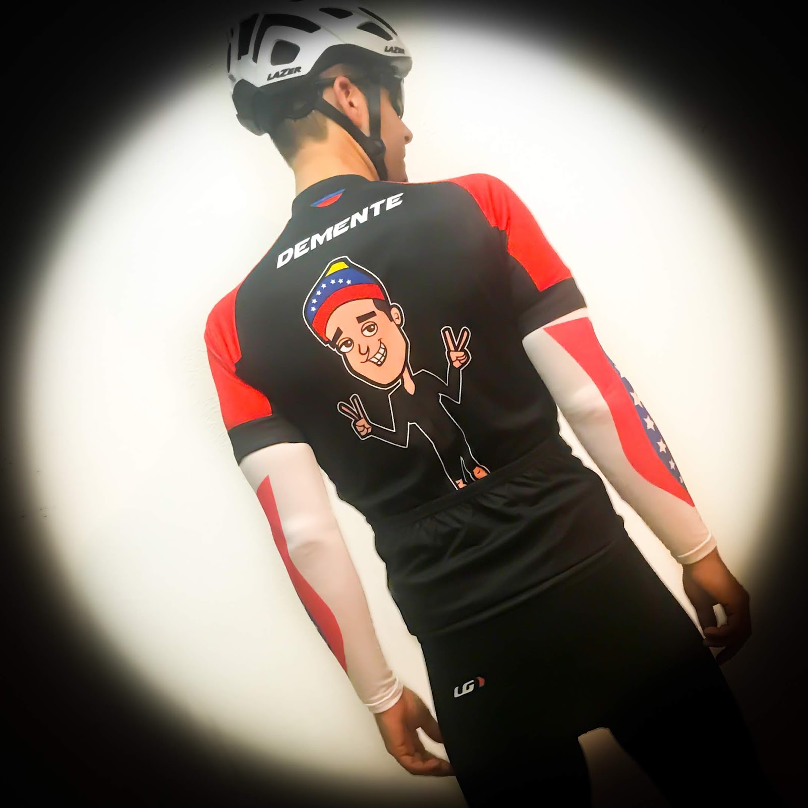 Roberto con el maillot de EsDemente, de espaldas, en una fotografía de su archivo